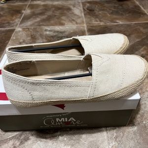 Mia Freedom Natural